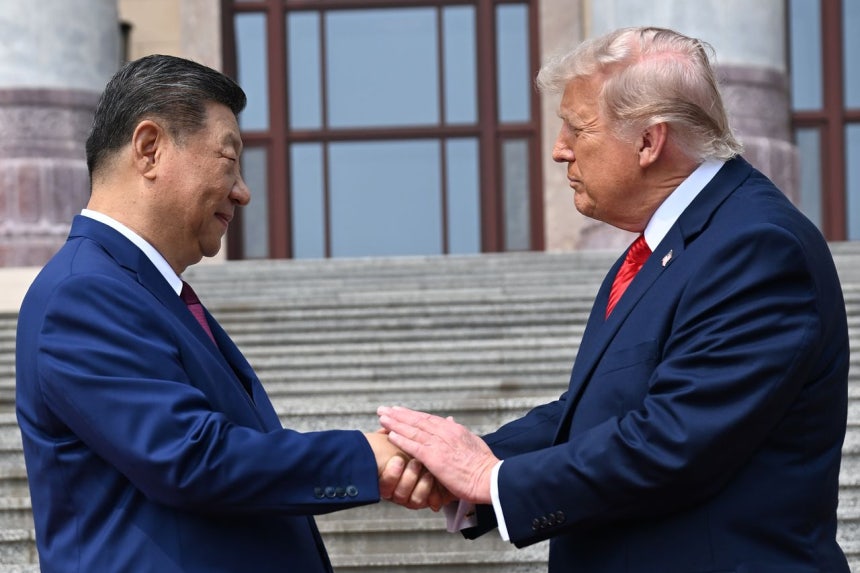 14日、中国北京人民大会堂で開かれた米中首脳会談で握手する習近平主席とトランプ大統領 ［AP＝聯合ニュース］