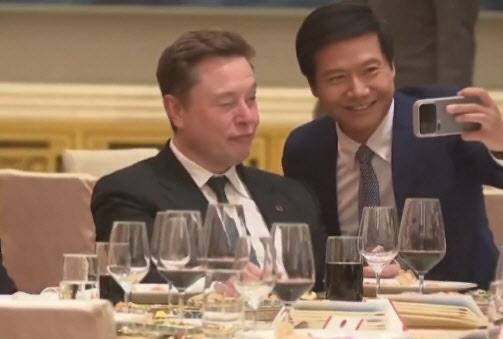   マスク・テスラCEOと写真を撮る雷軍シャオミ会長 ［写真 sns］