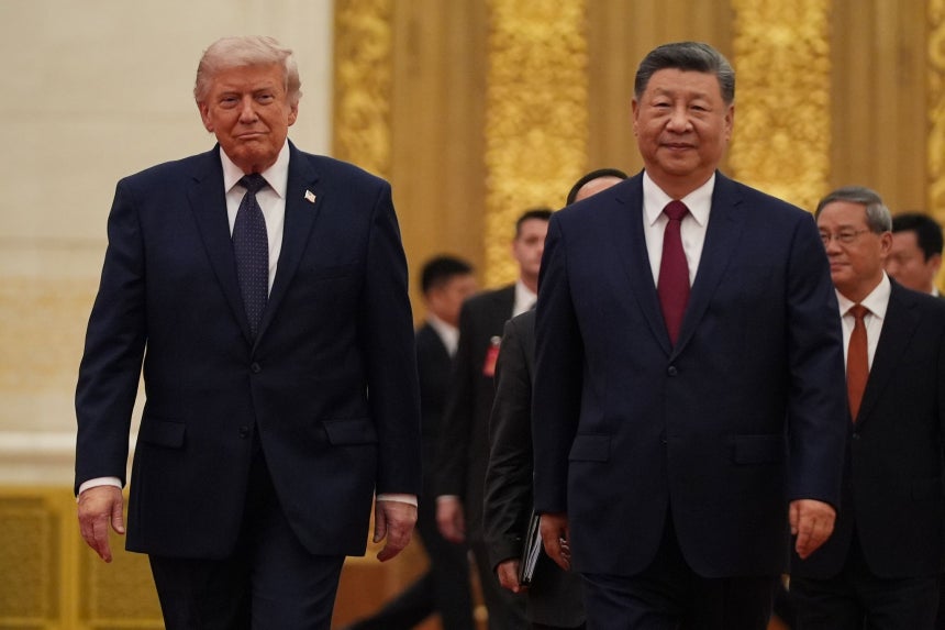 14日（現地時間）、中国北京人民大会堂で開催された国賓晩餐会場に到着したトランプ大統領（左）と習近平主席 ［AP＝聯合ニュース］