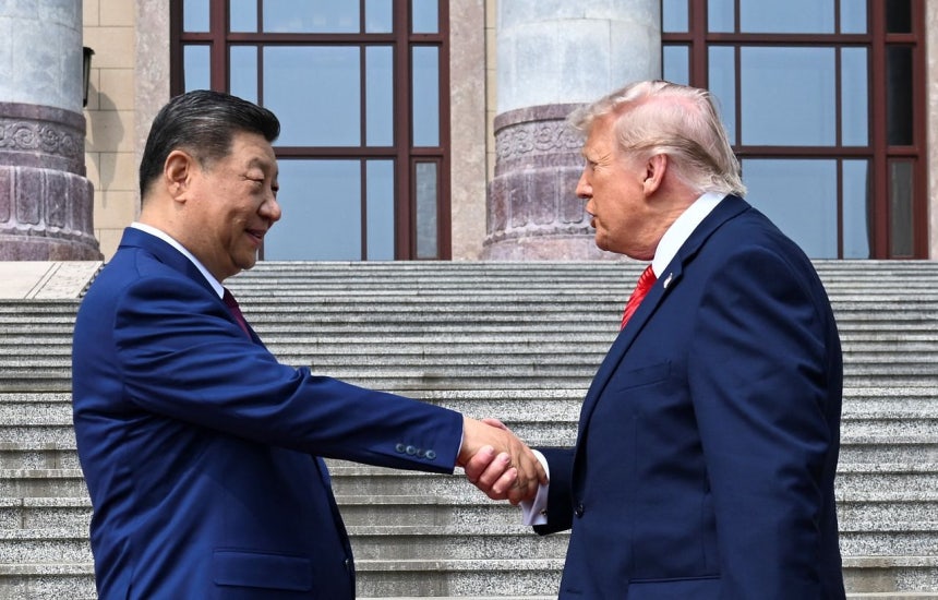 中国の習近平主席（左）が14日（現地時間）、北京人民大会堂で開かれた歓迎行事でトランプ米大統領と握手している。［ロイター＝聯合ニュース］
