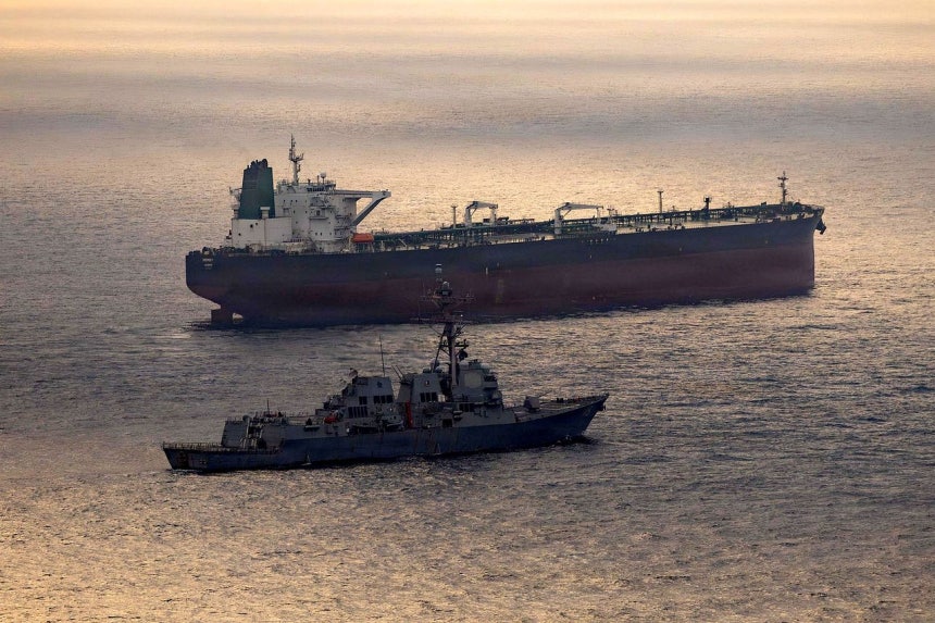 24日（現地時間）、オマーン湾で米軍駆逐艦がイランタンカーの航海を遮断する様子。AFP＝聯合ニュース