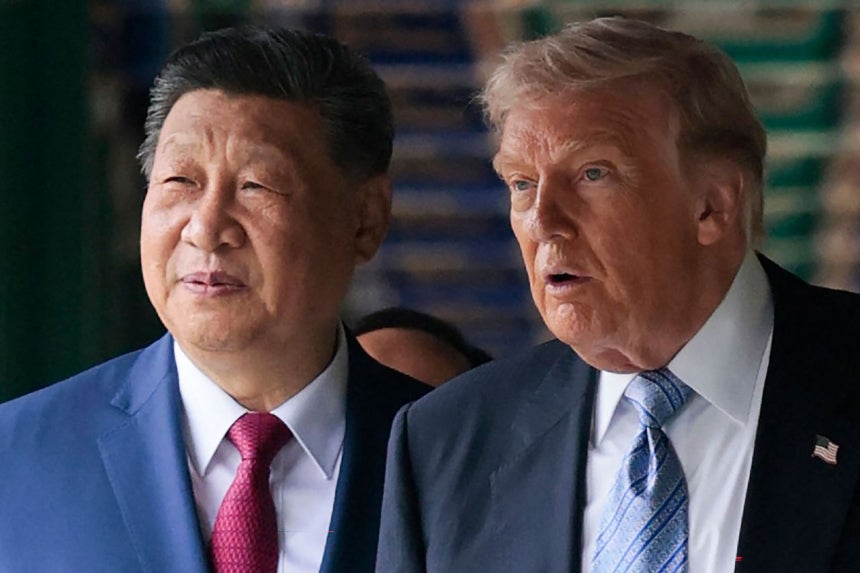 ドナルド・トランプ米国大統領（右）と習近平中国国家主席（左）が中国・北京の中南海で言葉を交わしている。AFP＝聯合ニュース