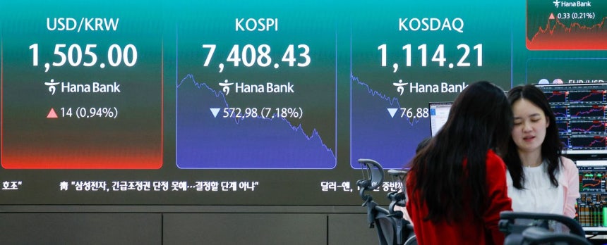 KOSPI（総合株価指数）が初めて8000を超えた後、7500以下に急落した15日午後、ソウル中区（チュング）ハナ銀行本店のディーリングルームでディーラーが業務を行っている。為替レートは1カ月ぶりに1ドル＝1500ウォン超となった。 ［ニュース1］