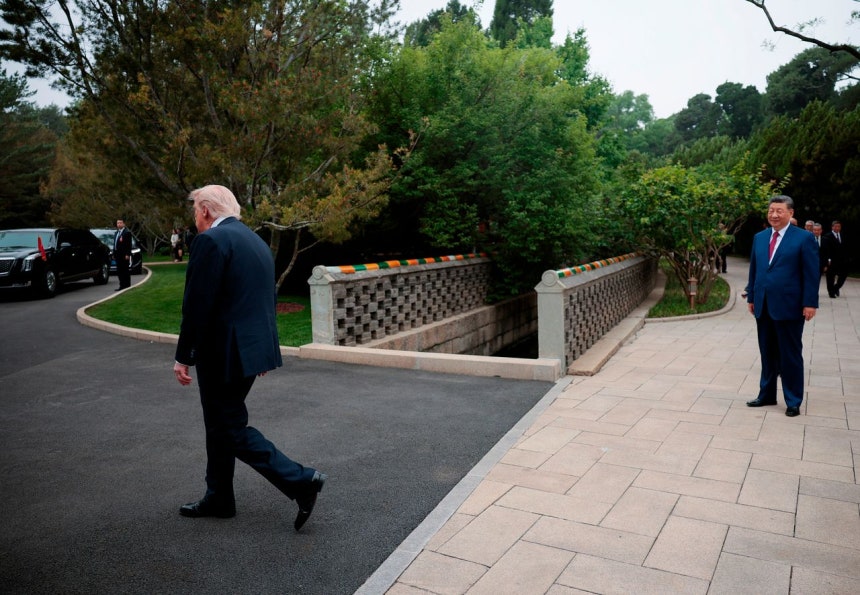 15日、中国北京の中南海で習近平主席と会談を終えた後、専用車に向かうトランプ大統領 ［AP＝聯合ニュース］