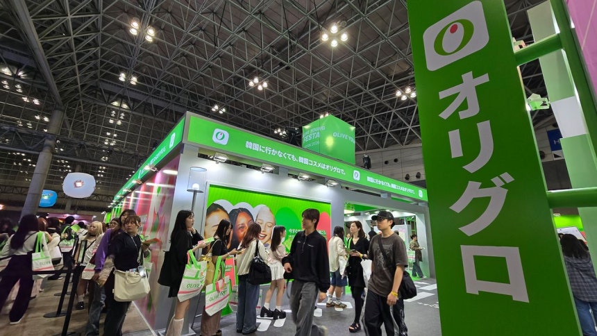 8日、千葉県の幕張メッセで開催された「KCON JAPAN」の会場。オリーブヤング・グローバルを意味する「オリグロ」の文字がブース前の地下鉄駅コンセプトの看板に見える。 ノ・ユリム記者