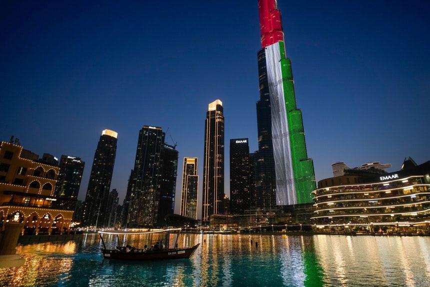 6日、アラブ首長国連邦（UAE）ドバイで世界最高層ビル「ブルジュ・ハリファ」がUAEの国旗の色でライトアップされている。 ［AP＝聯合ニュース］