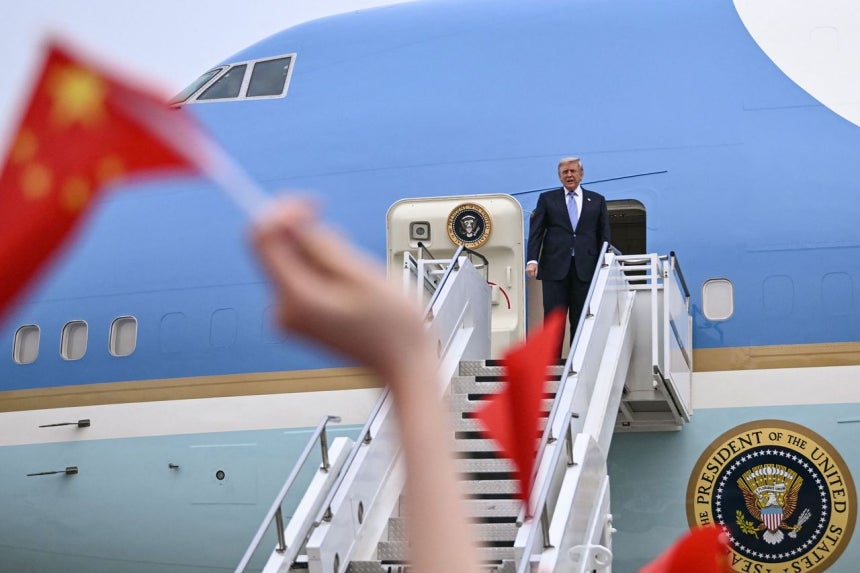 トランプ米国大統領が15日に北京首都国際空港を離れる前に専用機に乗り込みながら歓送する中国側関係者にあいさつしている。［写真 AFP＝聯合ニュース］
