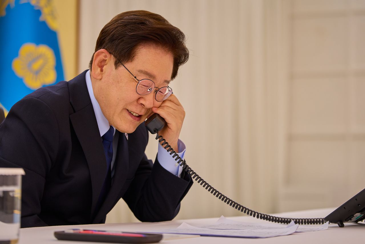 17日、ソウル・漢南洞（ハンナムドン）の官邸で李在明（イ・ジェミョン）韓国大統領がドナルド・トランプ米国大統領と電話会談をしている。［写真 青瓦台（チョンワデ、大統領府）］