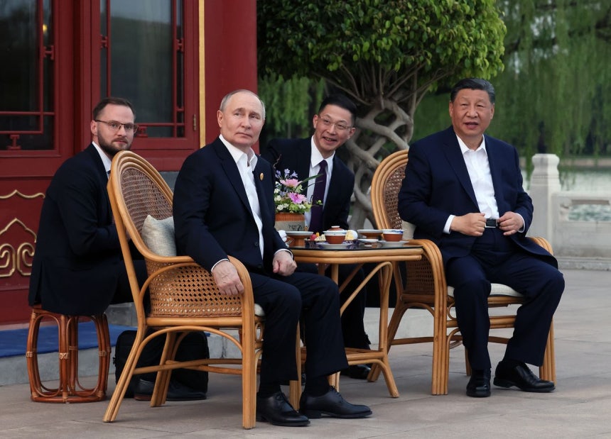 2024年5月、北京を国賓訪問したロシアのプーチン大統領（左から2人目）と中国の習近平国家主席（右）が北京中南海で談笑している。 ［EPA＝聯合ニュース］