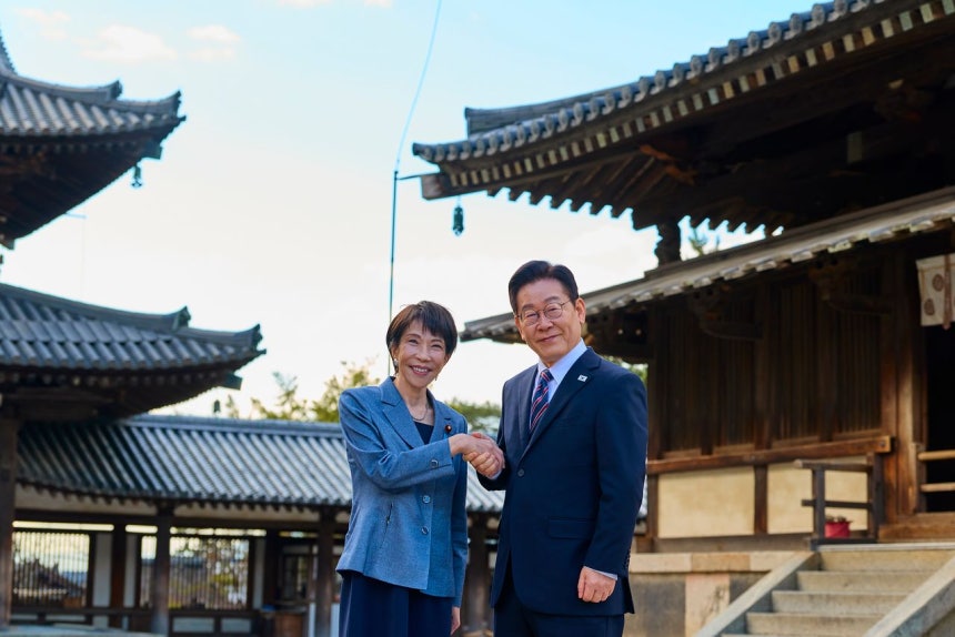 1月14日、奈良県の法隆寺で記念撮影をする李在明（イ・ジェミョン）大統領と高市早苗首相 ［聯合ニュース］