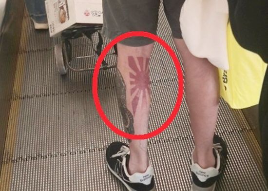  オンライン上で物議を醸した旭日旗のタトゥー。［写真 徐坰徳教授］