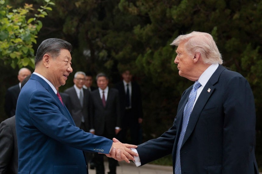 15日、ドナルド・トランプ米国大統領と習近平中国国家主席が、中国首脳部の集団居住地であり執務室である中南海での昼食会を終えて別れている。AFP