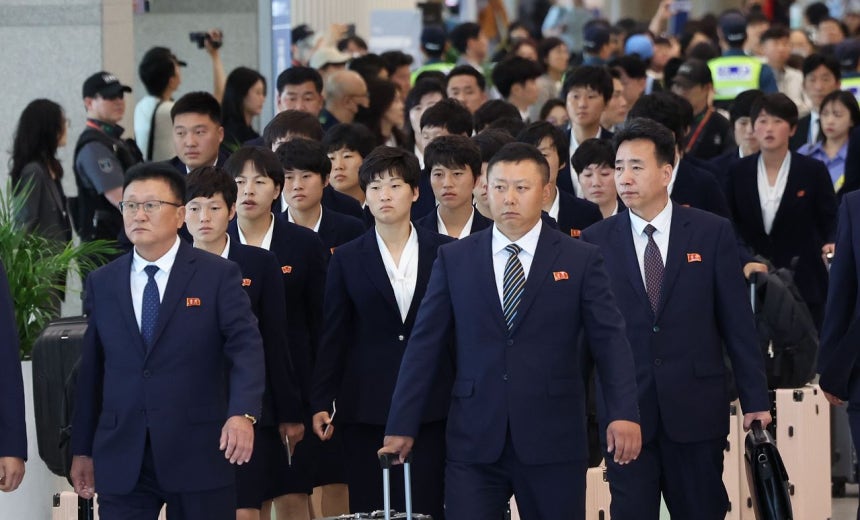 アジアサッカー連盟（AFC）女子チャンピオンズリーグ準決勝に出場する北朝鮮の女子サッカーチーム「ネコヒャン女子蹴球団」が17日午後、仁川（インチョン）国際空港に到着した。　ウ・サンジョ記者
