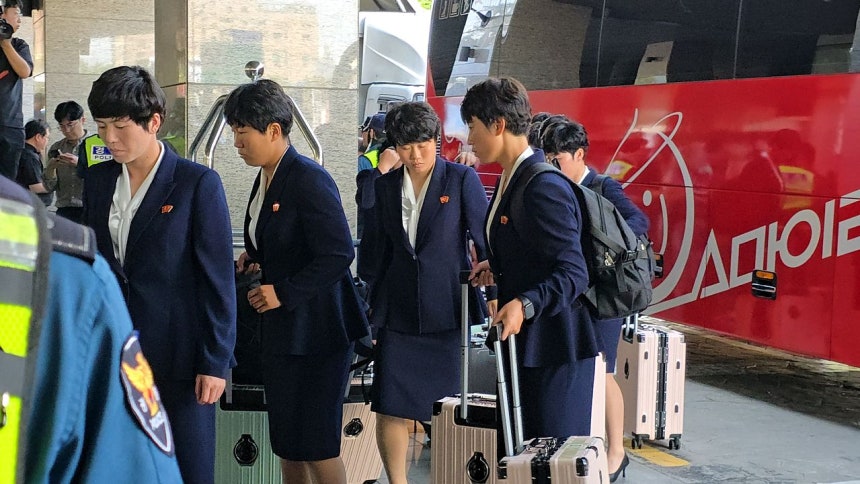 17日午後、北朝鮮のネコヒャン女子蹴球団の選手が宿舎の水原（スウォン）ノボテルアンバサダーホテルに到着し、バスから荷物を移している。ソン・ソンベ記者