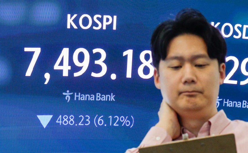 15日午後、ソウル中区のハナ銀行本店ディーリングルームに終値が表示されている。ニュース1