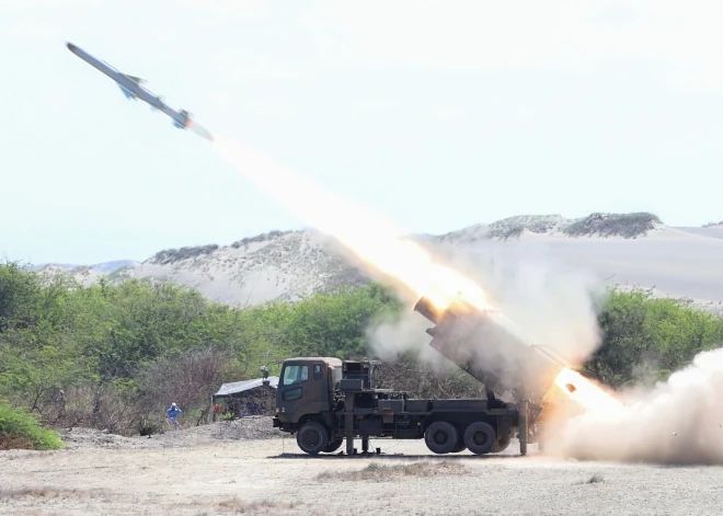 バリカタン2026訓練で標的船舶を撃沈させた日本の88式地対艦ミサイル ［フィリピン政府ニュースサービス］
