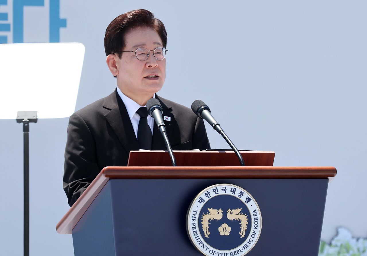 李在明大統領が18日に開かれた第46周年5・18民主化運動記念式に参加し演説している。［写真 青瓦台写真記者団］