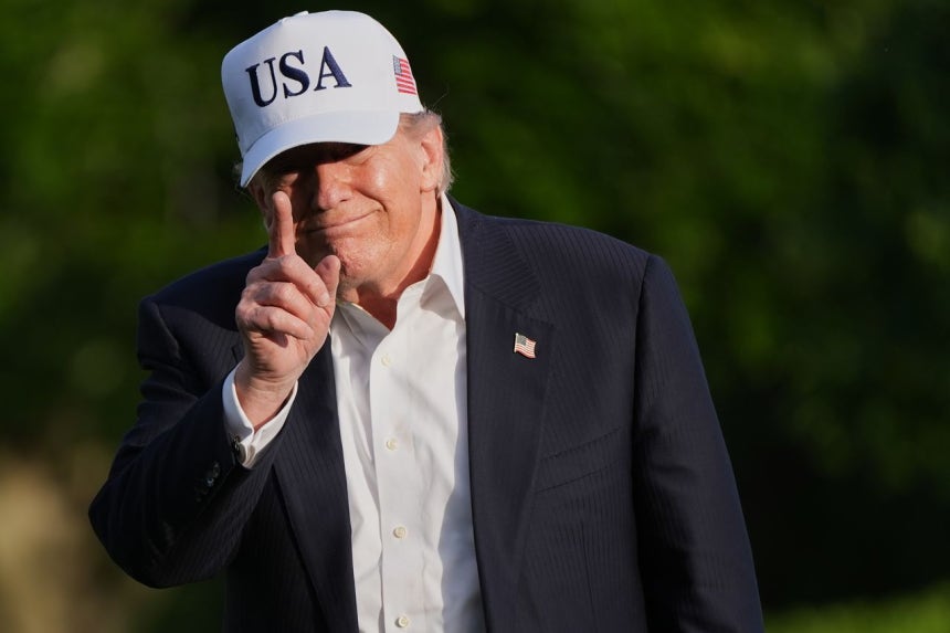 ドナルド・トランプ米大統領が中国訪問日程を終えた15日午後（現地時間）、ワシントンD．C．のホワイトハウスに到着し、取材陣に向けてポーズをとっている。AP＝聯合ニュース