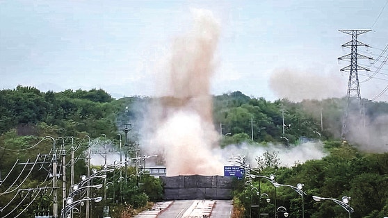 北朝鮮が15日、東海（トンヘ）線と京義（キョンウィ）線の南北連結道路を爆破した。韓国軍は北朝鮮の挑発行為への対応措置として、軍事境界線（MDL）南側地域で対抗射撃を実施した。合同参謀本部は「北の軍が15日正午ごろ、京義線および東海線の一帯で、連結道路の遮断を目的とした（推定）爆破行為を敢行した」とし「現在は重機を投入して追加作業を進めている」と明らかにした。写真は同日に韓国軍の合同参謀本部が公開した南北連結道路の爆破の様子。［合同参謀本部提供］