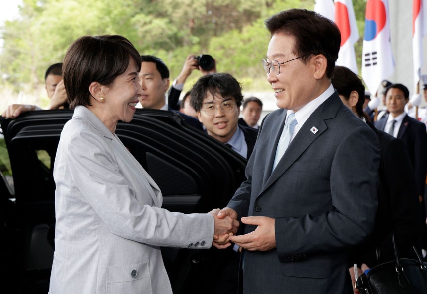 李在明（イ・ジェミョン）韓国大統領と高市早苗首相が19日、首脳会談会場である慶尚北道安東（キョンサンブクド・アンドン）のホテルで握手している。聯合ニュース