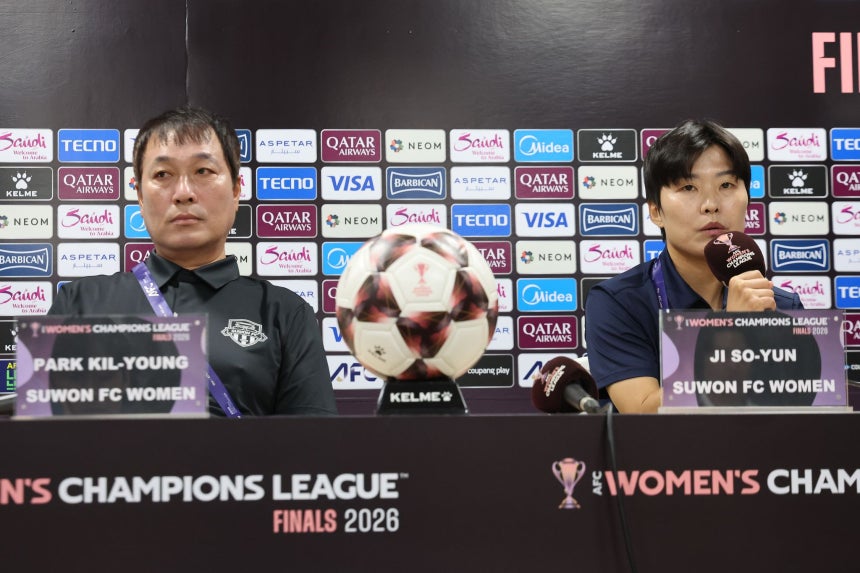 19日、水原総合運動場で開かれたアジアサッカー連盟女子チャンピオンズリーグ4強記者会見で、水原FCウィメンのパク・キリョン監督と池笑然（チ・ソヨン）選手が質問に答えている。 ［共同取材］