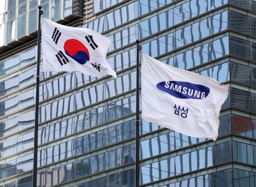 韓国の国旗（左）とサムスン電子の社旗。