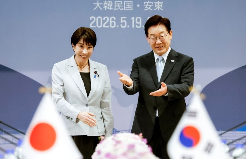 韓国の李在明（イ・ジェミョン）大統領が19日、慶尚北道安東（キョンサンブクド・アンドン）のホテルで高市早苗首相との首脳会談に先立ち記念撮影を終え、首相に席を勧めている。［写真 青瓦台写真記者団］