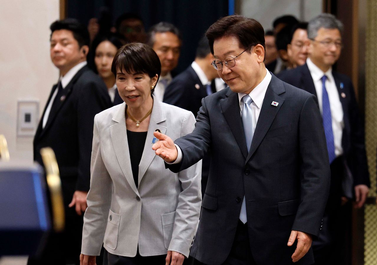  李在明大統領と高市早苗首相が19日に慶尚北道安東で会談後に共同メディア発表会場に入場している。［写真 青瓦台写真記者団］