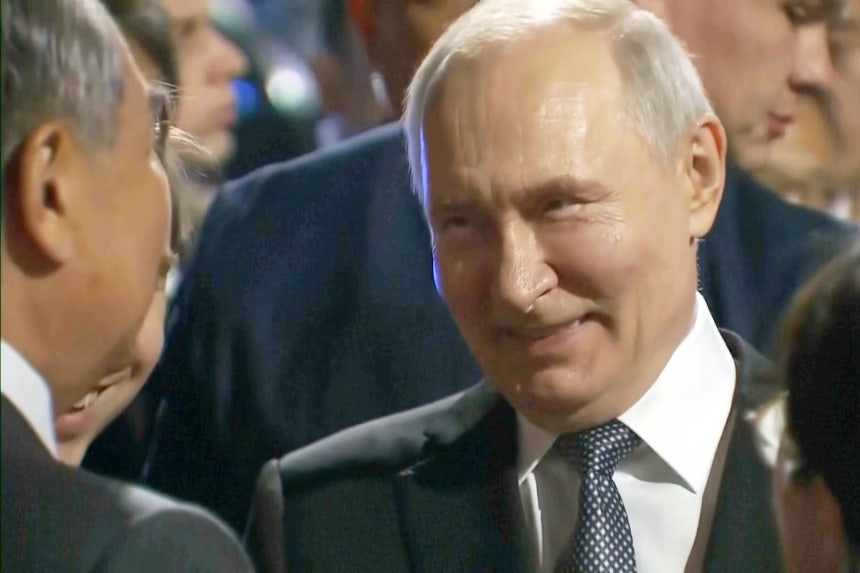 ロシアのウラジーミル・プーチン大統領が19日午後（現地時間）、中国・北京に到着し、王毅外相の出迎えを受けている。AP＝聯合ニュース