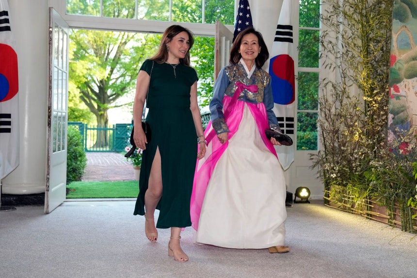 駐韓米国大使に指名されたミシェル・パク・スティール元米連邦下院議員（右）が2023年4月、ワシントンのホワイトハウスで開かれた韓米首脳会談晩餐会に韓服姿で出席している。AP＝聯合ニュース
