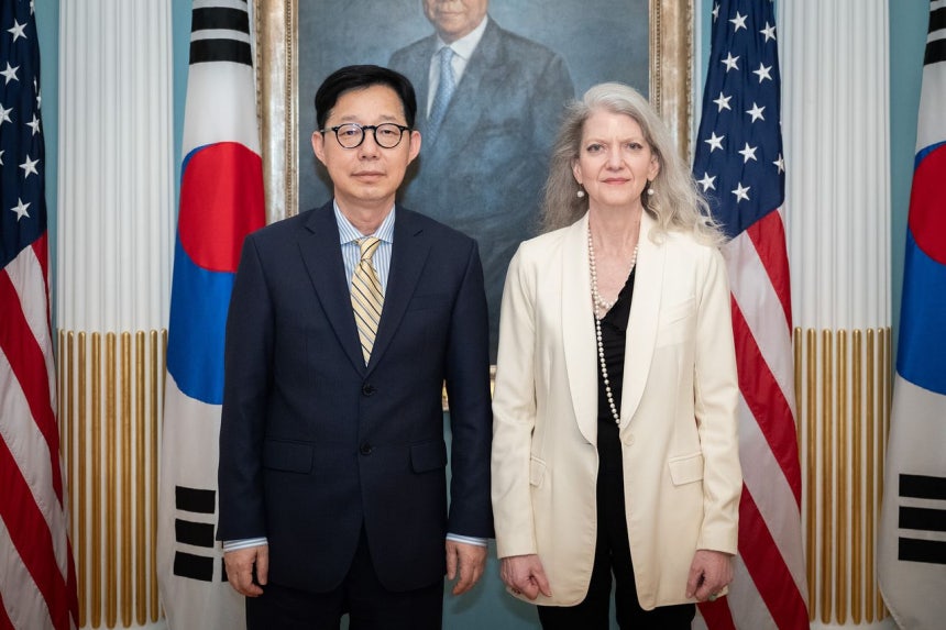 朴潤柱（パク・ユンジュ）外交部第1次官が19日（現地時間）、米ワシントンでアリソン・フッカー国務次官（政務担当）と会談し、昨年10月の首脳会談の合意事項を履行するための実務グループを発足させることで合意した。［写真 外交部］