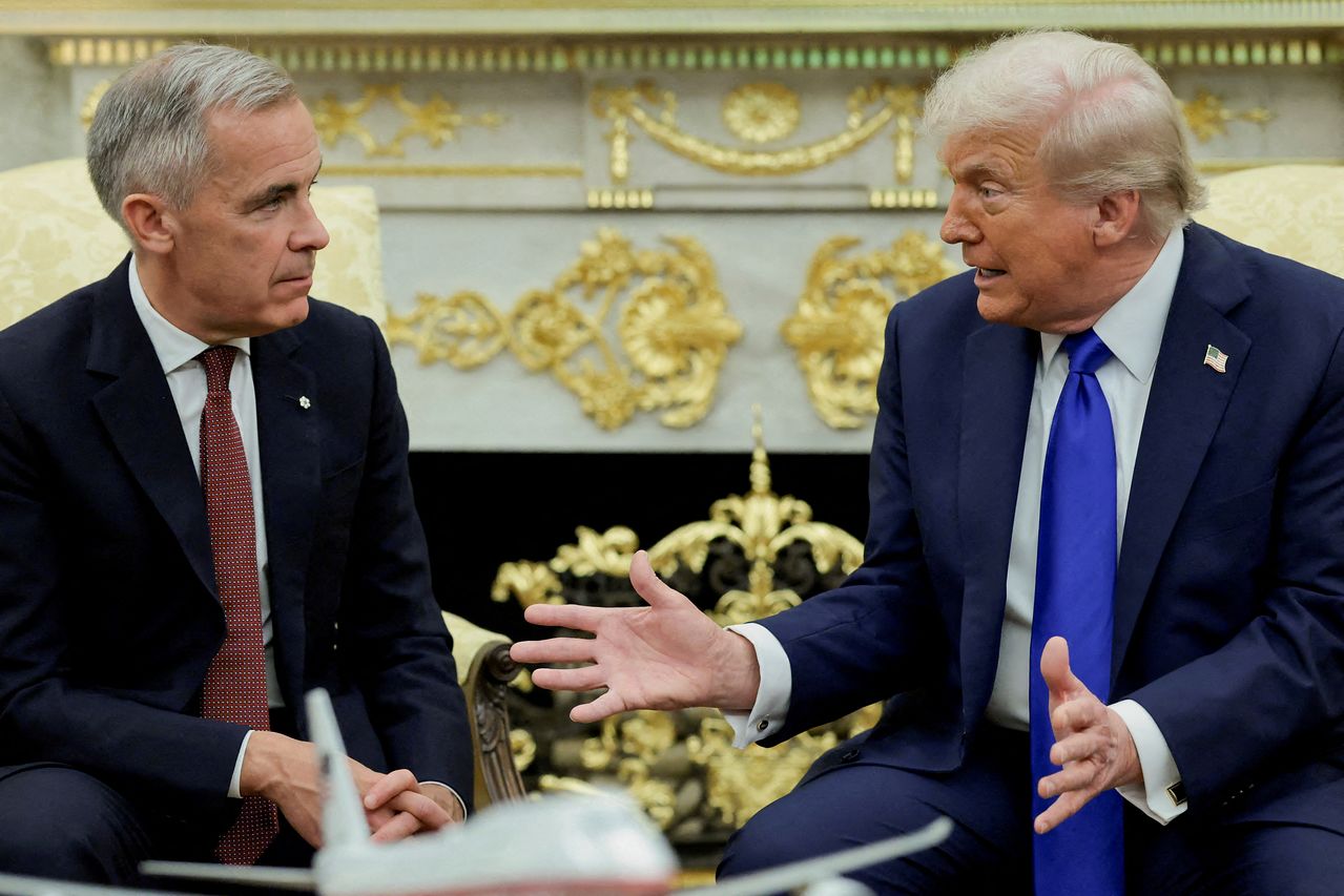 米国のドナルド・トランプ大統領（右）とカナダのマーク ・カーニー首相が昨年10月、ホワイトハウスで開かれた首脳会談で言葉を交わしている。ロイター＝聯合ニュース