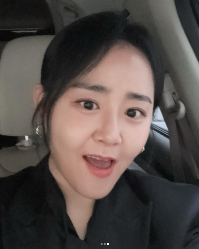 希少疾患という過酷な病魔を我慢強く克服した女優ムン・グニョンが、さらにスリムになった姿で大衆のもとに戻ってきて注目を集めている。［写真 ムン・グニョンのSNS］