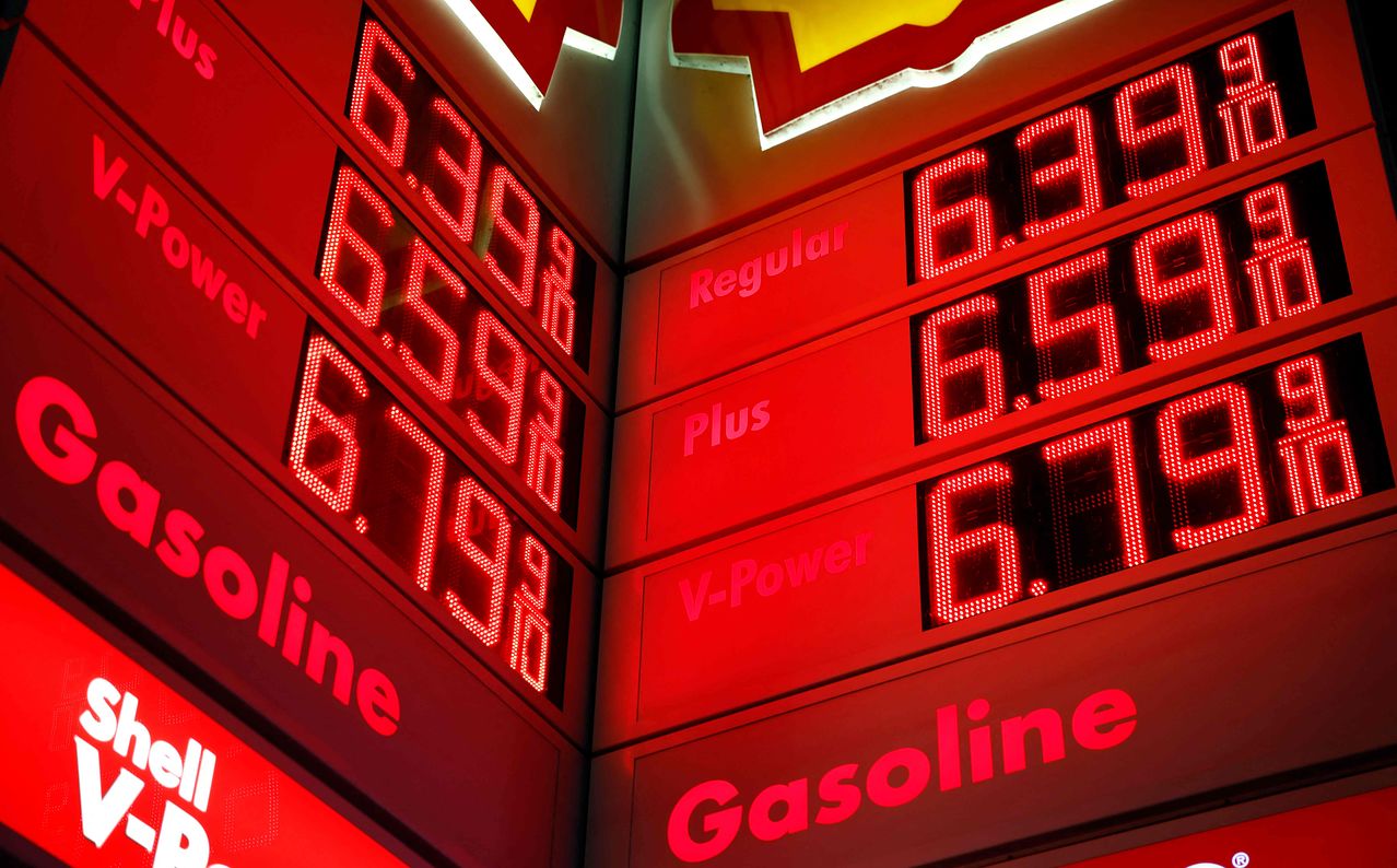11日、米カリフォルニア州バーバンクのガソリンスタンドにガソリン価格が表示されている。［写真 AFP＝聯合ニュース］