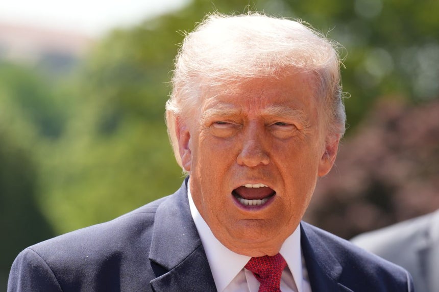 19日（現地時間）、米ホワイトハウス宴会場工事現場で取材陣と対話するトランプ大統領 ［ロイター＝聯合ニュース］