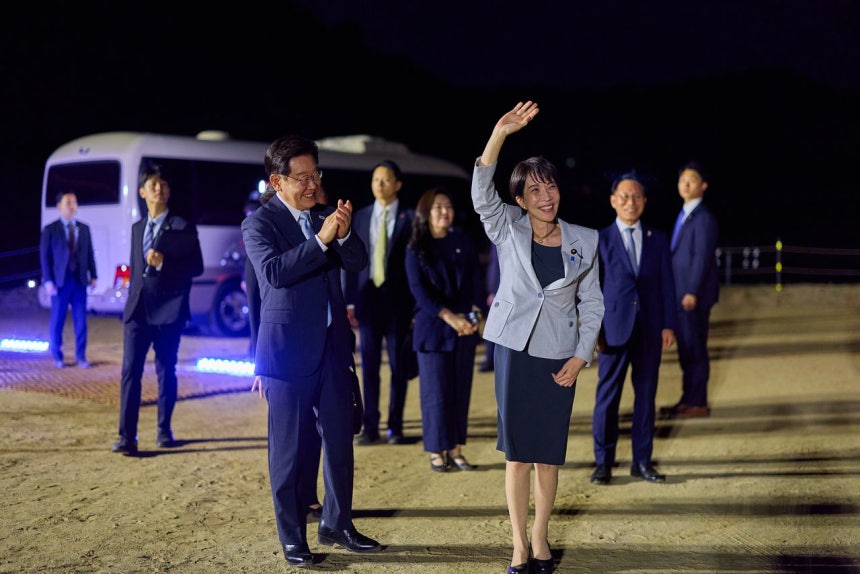 高市早苗首相が19日、李在明（イ・ジェミョン）大統領と船遊チュルブルノリ（船遊綱火遊び）観覧のため慶尚北道安東（アンドン）河回村（ハフェマウル）を訪問し、市民にあいさつしている。［写真 青瓦台＝聯合ニュース］