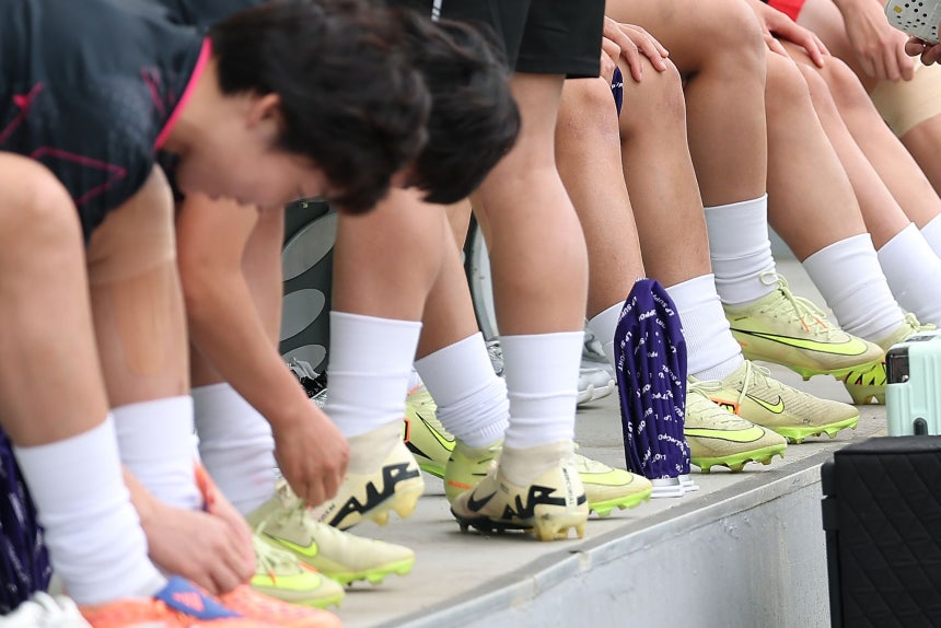 アジアサッカー連盟（AFC）女子チャンピオンズリーグ（AWCL）の準決勝（4強）トーナメントに出場する北朝鮮のネゴヒャン女子蹴球団の選手らが19日、水原W杯競技場の補助競技場でスパイクを履きながら練習の準備をしている。［聯合ニュース］