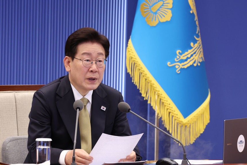 14日、青瓦台（チョンワデ、韓国大統領府）の与民館（執務室）で開かれた首席・補佐官会議で発言している李在明（イ・ジェミョン）大統領。青瓦台写真記者団