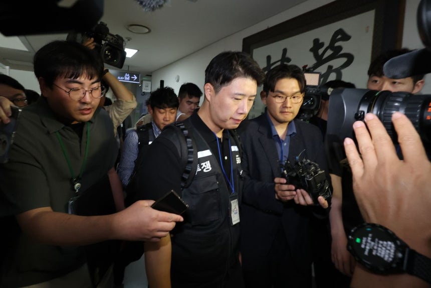 サムスングループ超企業労働組合サムスン電子支部のチェ・スンホ委員長が、ゼネスト予告時点を翌日に控えた20日、世宗（セジョン）庁舎中央労働委員会で、労使交渉決裂に伴うゼネスト強行方針を明らかにした後、交渉会場を後にしている。聯合ニュース