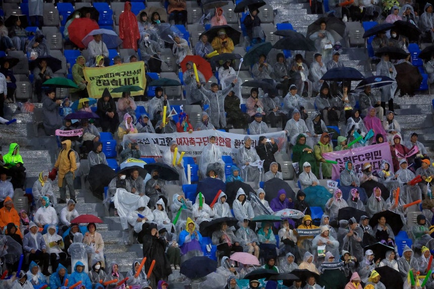 20日午後、水原（スウォン）総合運動場で行われた2025－2026アジアサッカー連盟（AFC）女子チャンピオンズリーグ（AWCL）準決勝の水原FCウィメン－ネゴヒャン女子蹴球団の試合で、共同応援団が両チームを応援する横断幕を広げて応援している。 ［ニュース1］