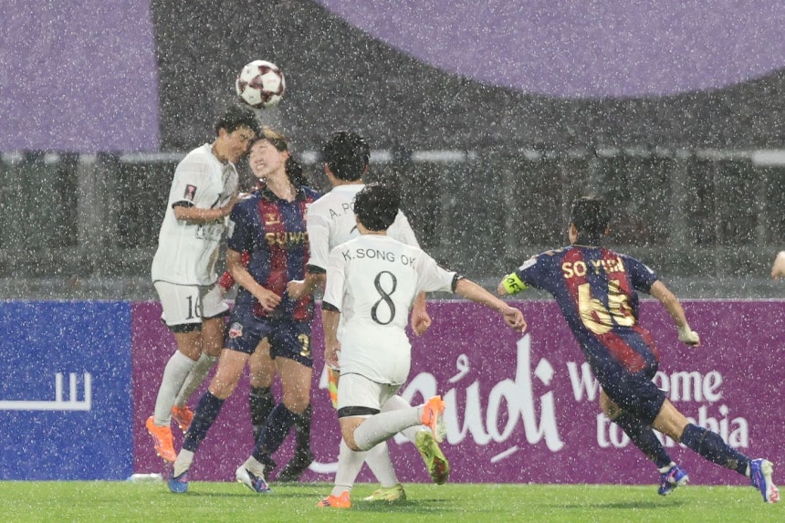 20日、水原（スウォン）総合運動場で行われたアジアサッカー連盟（AFC）女子チャンピオンズリーグ（AWCL）準決勝で、水原FCウィメンと北朝鮮のネゴヒャン女子蹴球団の選手が空中のボールを競り合っている。 ［ニュース1］