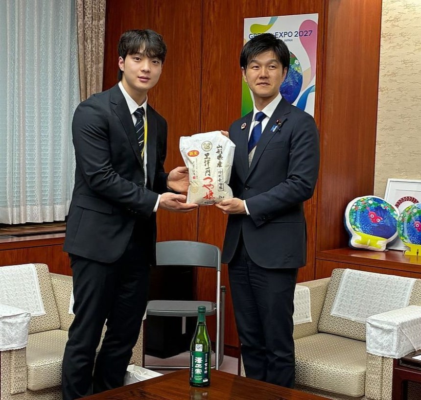 19日、東京・農林水産省で鈴木憲和農林水産相（右）が韓国人シェフのク・スンミン氏に自身の選挙区である山形県産のコメと日本酒を贈っている。ユ・ソンウン記者