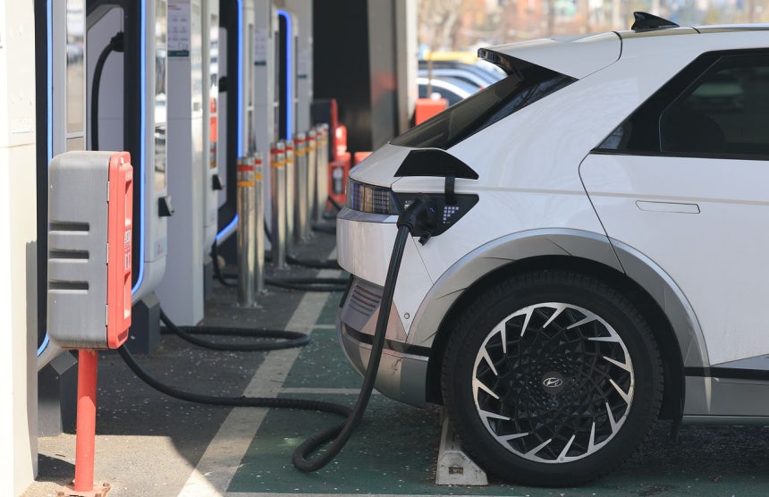 ４月12日、ソウル市内の電気自動車（EV）スタンドの様子。ニュース1