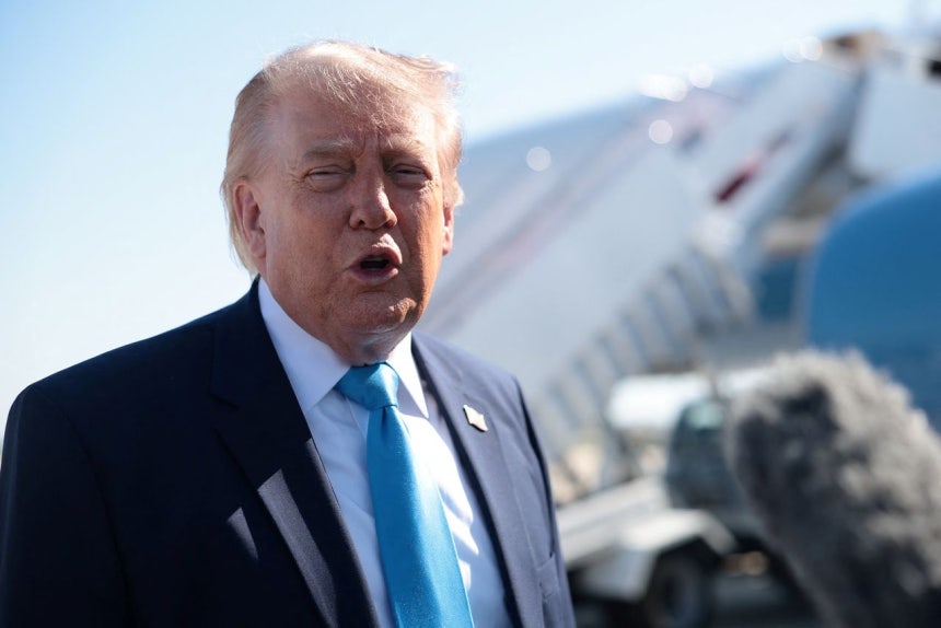 トランプ米大統領が20日（現地時間）、メリーランド州アンドルーズ合同基地で大統領専用機（エアフォースワン）に乗る前、取材陣と対話している。 ［ロイター＝聯合ニュース］
