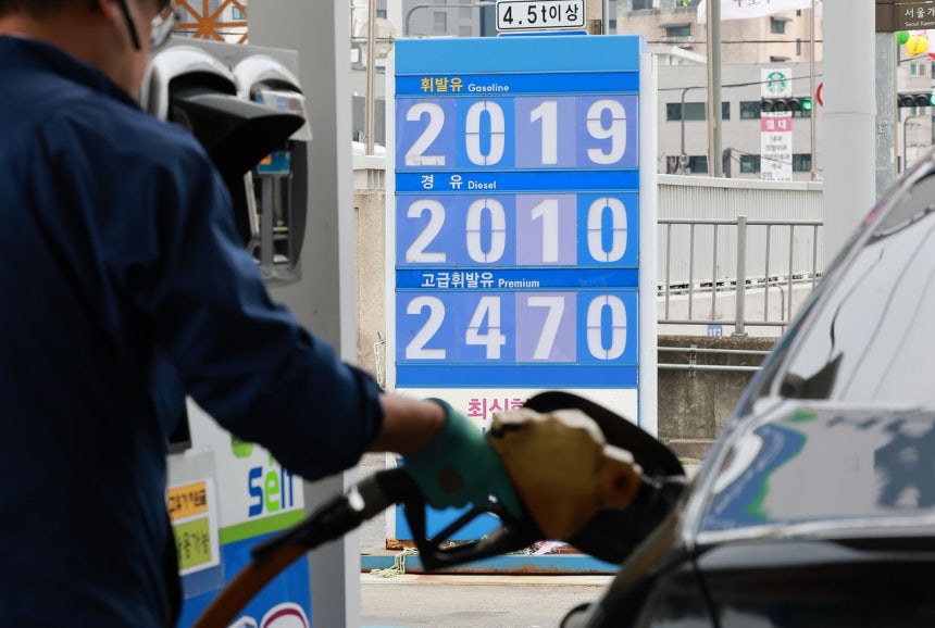 19日、「優良ガソリンスタンド」に選定されたソウル市九老区開峰路（クログ・ケボンノ）のテウォンセルフガソリンスタンドで、関係者が車両に給油している。「優良ガソリンスタンド」は、石油最高価格制に自主的に参加して一定期間、原油価格安定に寄与したガソリンスタンドを、市民団体「エネルギー・石油市場監視団」が選定したものだ。ニュース1