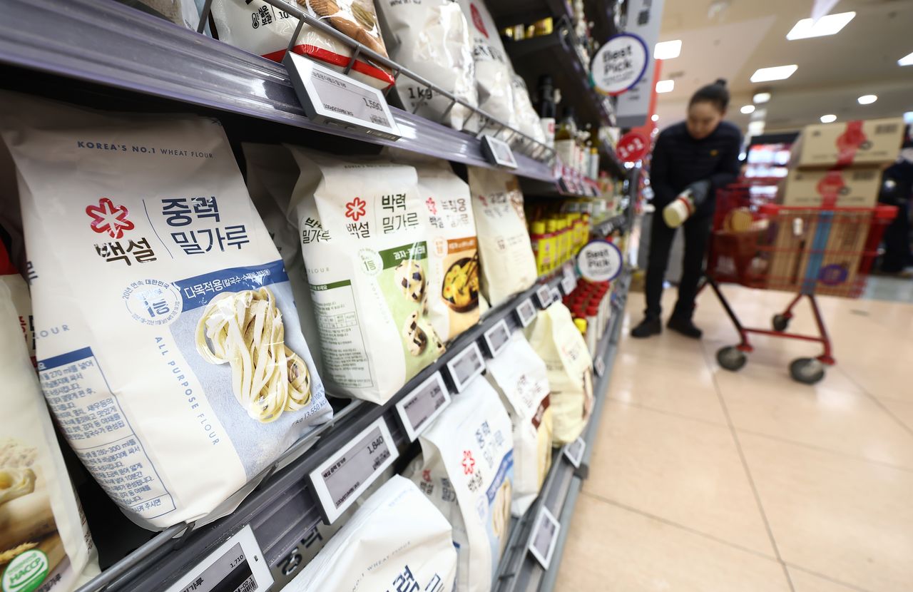 公正取引委員会が6年間にわたり小麦粉価格を談合した疑いで大鮮製粉、大韓製粉、思潮東亜ワン、三養社、三和製粉、CJ第一製糖、ハントップの製粉会社7社に対し、課徴金6710億ウォンを賦課した。 ［ニュース1］