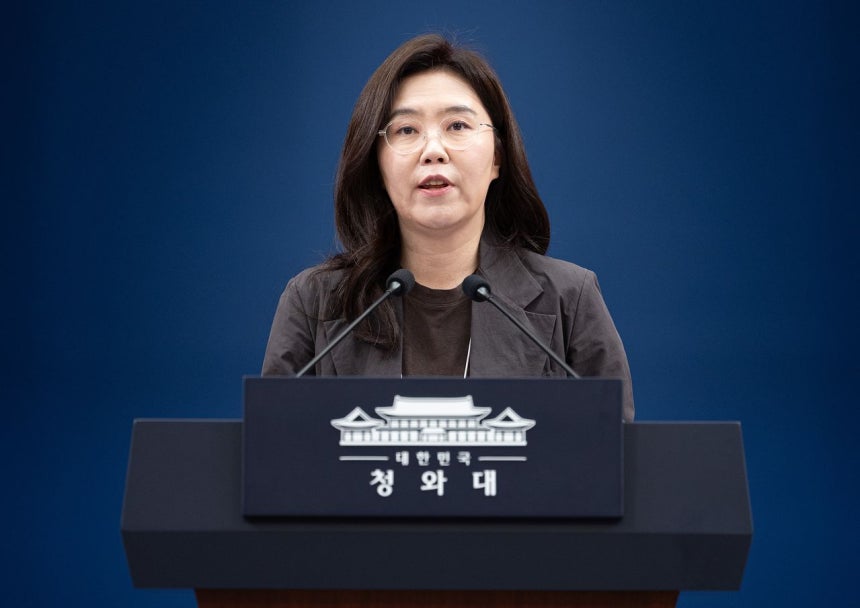 青瓦台（チョンワデ、韓国大統領府）の姜由楨（カン・ユジョン）首席報道官が17日、青瓦台春秋館で国政目標に関するブリーフィングを行っている。ニュース1