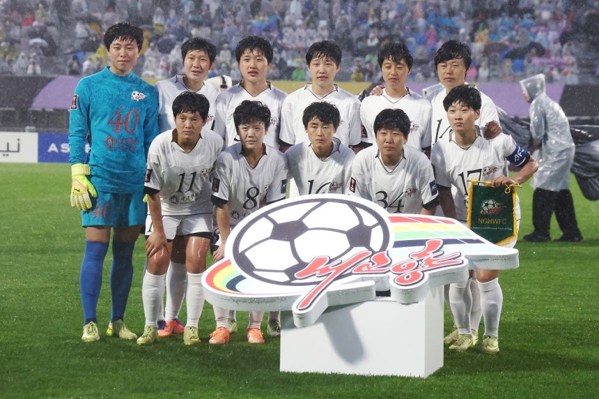 20日、京畿道水原市（キョンギド・スウォンシ）の水原総合運動場で開かれた2025－26アジアサッカー連盟（AFC）女子チャンピオンズリーグ（AWCL）準決勝、韓国の水原FCウィミン対北朝鮮のネゴヒャン女子サッカー団の試合で、ネゴヒャンの選手たちが記念撮影に臨んでいる。ニュース1