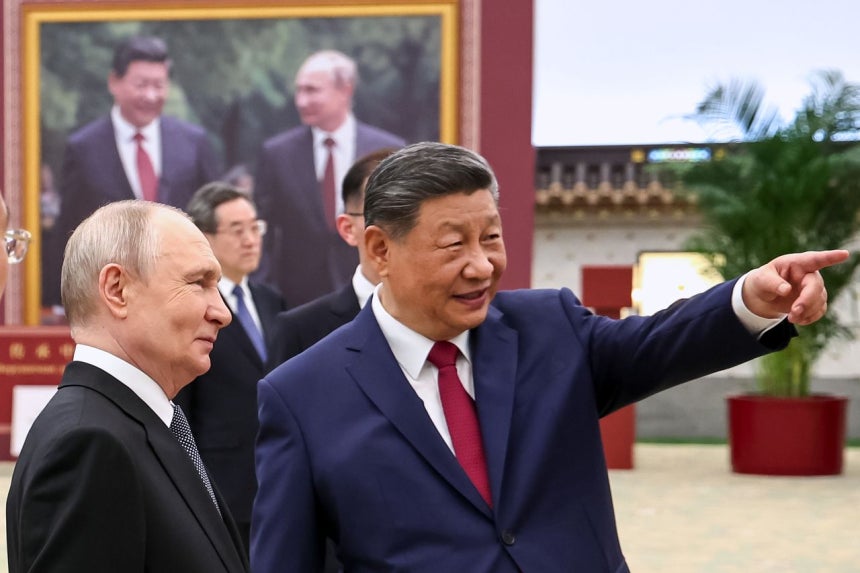 20日に中国の習近平国家主席がロシアのプーチン大統領とともに北京の人民大会堂で写真展をともに観覧している。［写真 AP＝聯合ニュース］