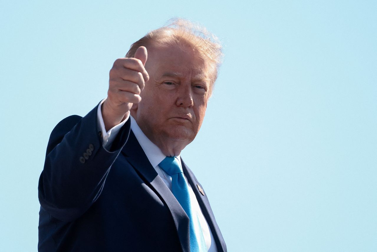 ドナルド・トランプ米大統領が20日（現地時間）、メリーランド州アンドルーズ統合基地で専用機（エアフォースワン）に乗り込む際、親指を立てている。［ロイター＝聯合ニュース］